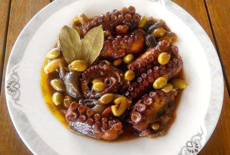 Octopus with olives and tomatoe sauce